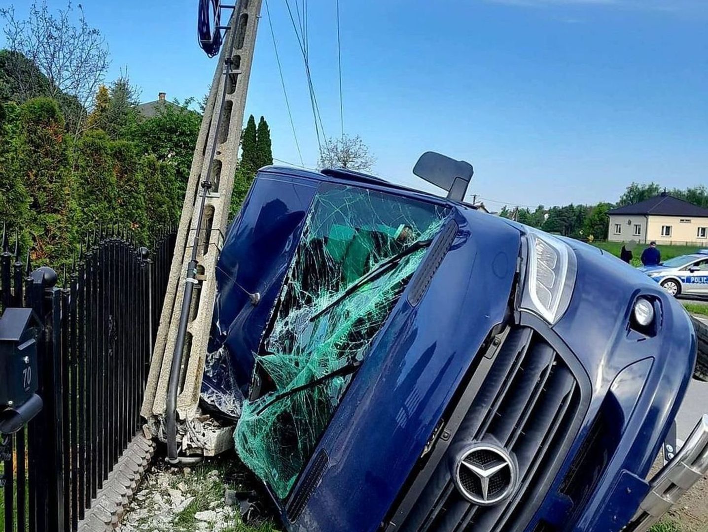 Kierowca busa rozbił się na słupie. Wiózł 8 osób
