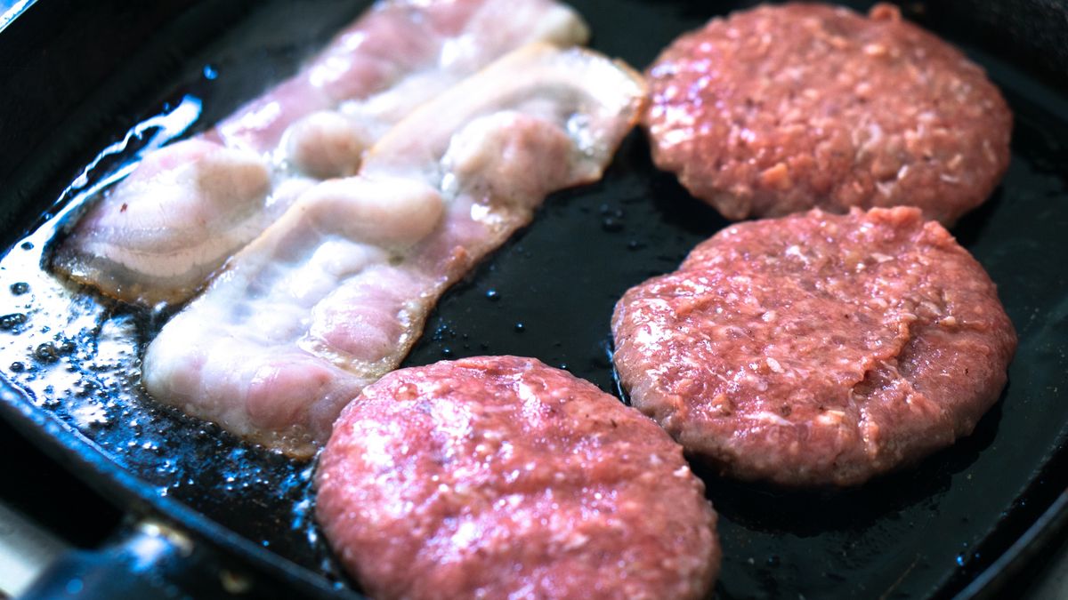 cooking homemade hamburgers and bacon in a home cooking skillet
cooking homemade hamburgers and bacon in a home cooking skillet
Dani Ferrasanjose