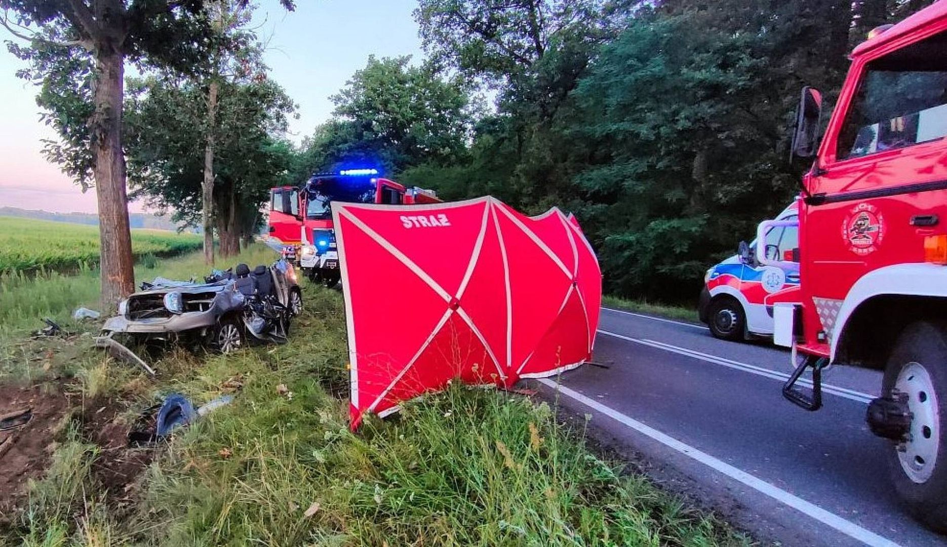 Koszmarny wypadek o świcie. Z auta zostały strzępy