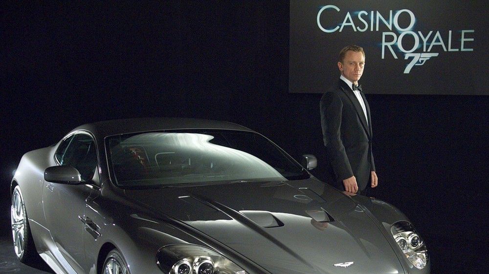 Filmowy James Bond i jego Aston Martin.