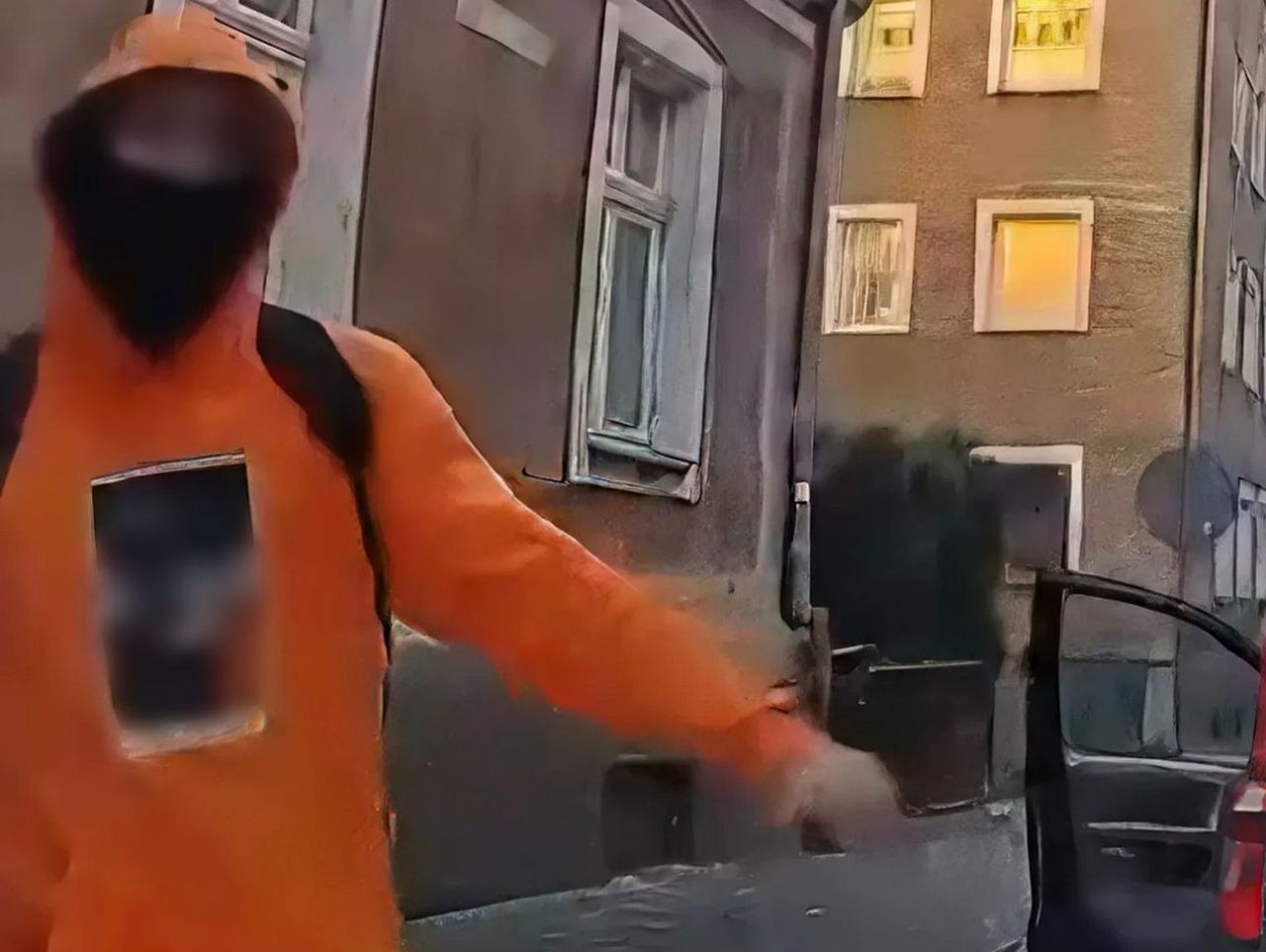 Kluczbork: Zamaskowany mężczyzna nagle wskoczył na jadący samochód. Uciekł, ale kryminalni szybko go znaleźli