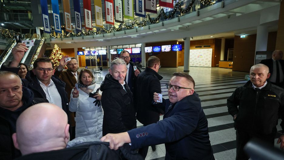 Posłowie PiS Marek Matuszewski (2P) i Łukasz Kmita (2L) w budynku TVP przy ulicy Woronicza w Warszawie, 20 bm. Obecność polityków PiS w siedzibie TVP ma związek z decyzją szefa MKiDN, który odwołał 19 grudnia br. dotychczasowych prezesów Zarządów Telewizji Polskiej, Polskiego Radia i Polskiej Agencji Prasowej i Rady Nadzorcze Spółek