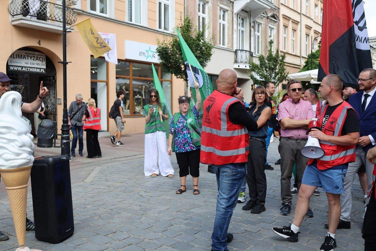 Radni miejscy obradowali nad sytuacją w Jeremiasie. Radni apelują o dialog, prezes firmy nie podaje ręki szefowi związku