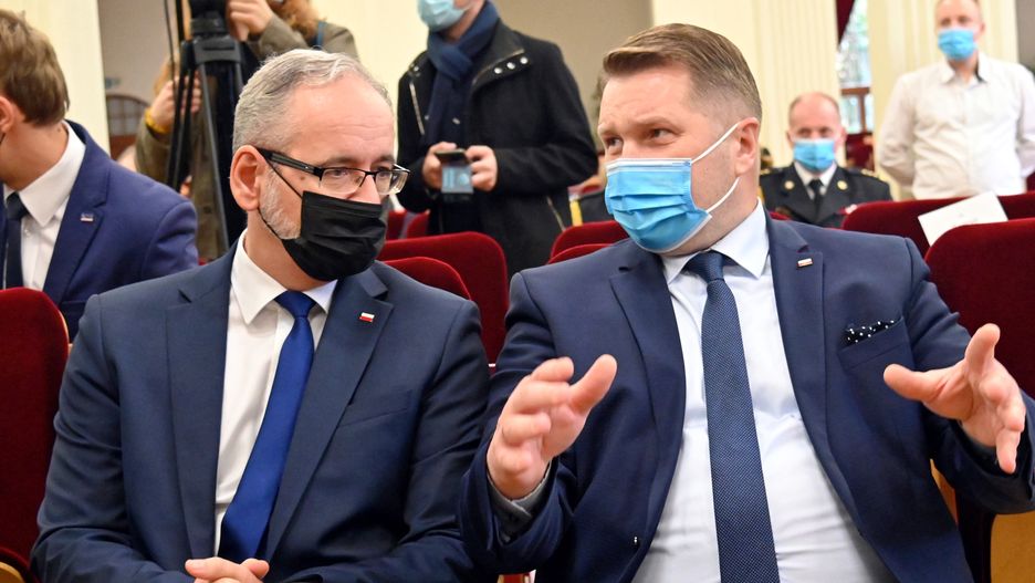 Przemys�aw Czarnek, Adam NiedzielskiSzczecin, 04.10.2021. Minister edukacji i nauki Przemys�aw Czarnek (P) oraz minister zdrowia Adam Niedzielski (L) wzieli udzia� w uroczystej inauguracji roku akademickiego 2021/2022 na Pomorskim Uniwersytecie Medycznym w Szczecinie, 4 bm. (amb) PAP/Marcin Bielecki



Marcin Bielecki2021/2022, akademicki, edukacji i nauki, inauguracja, medyczny, minister, nowy, Pomorski Uniwersytet Medyczny, PUM, rok, rozpocz�cie, uniwersytet, coronavirus, covid-19, epidemia, maseczki, maski, ochronne, pandemia, sars-cov-2, stan epidemii