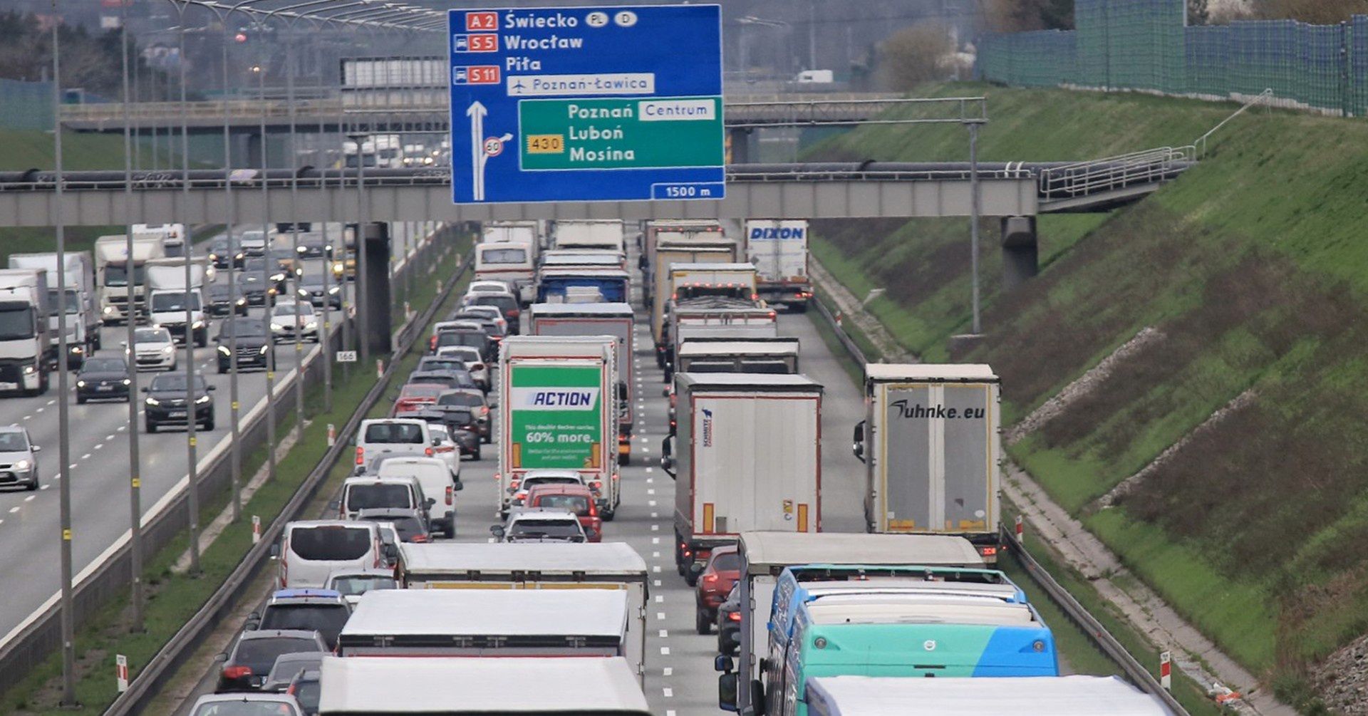 Kilkukilometrowy korek tworzy się ze względu na prace utrzymaniowe. 