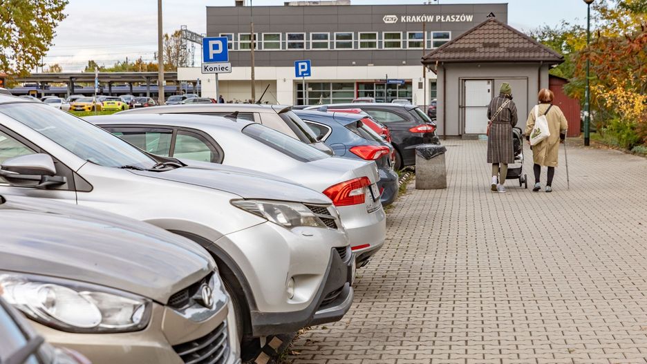 Mieszkańcy i radni z Podgórza wnioskują o rozszerzenie strefy płatnego parkowania o tereny w rejonie dworca Kraków Płaszów.
