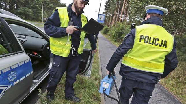 Żeby zatrzymać odpływ policjantów ze służby, rząd idzie na kolejne ustępstwa.