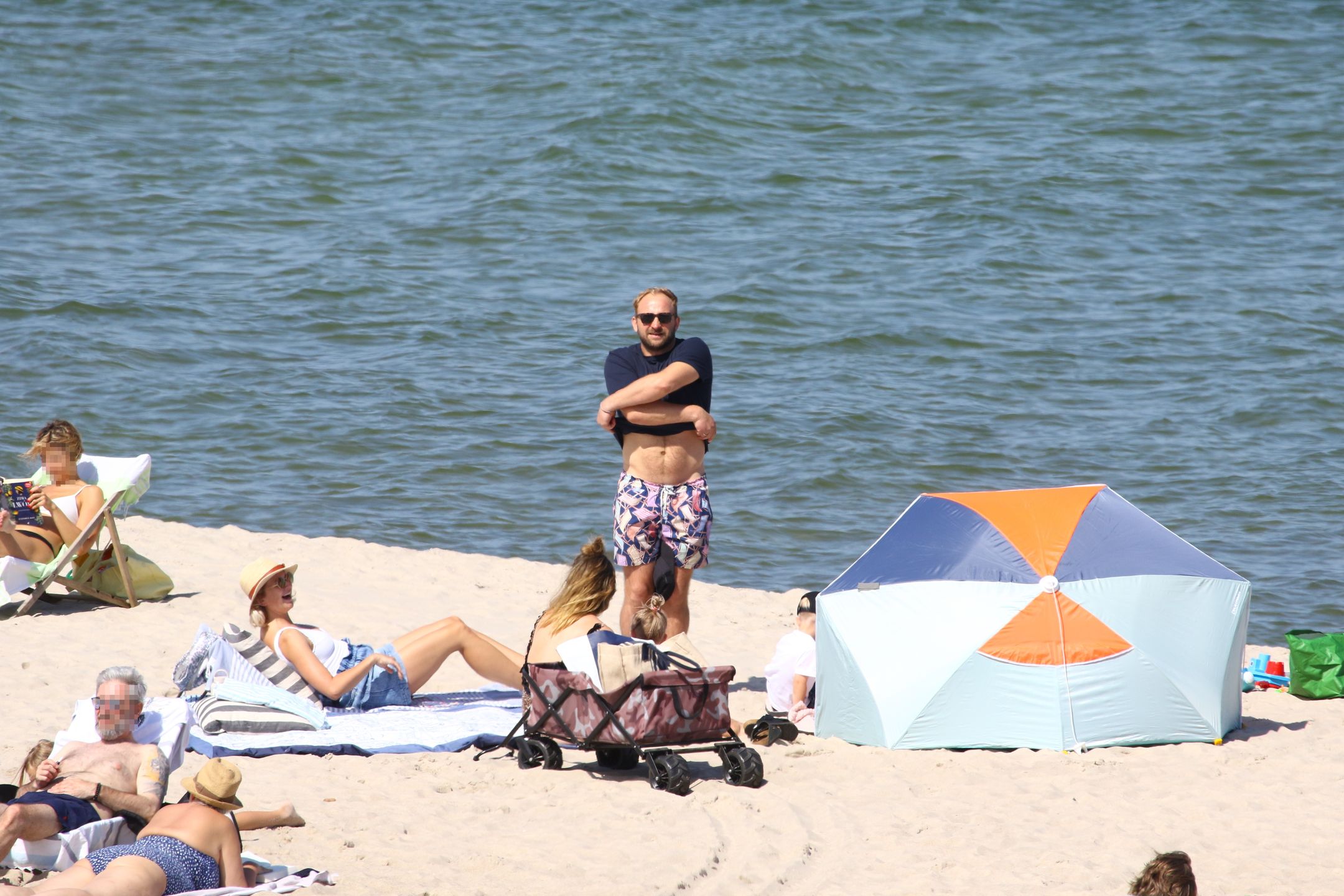 Borys Szyc na plaży z rodziną