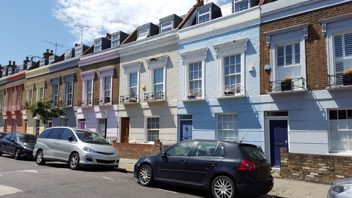 Samochody zaparkowane przy ulicy w Wielkiej Brytanii