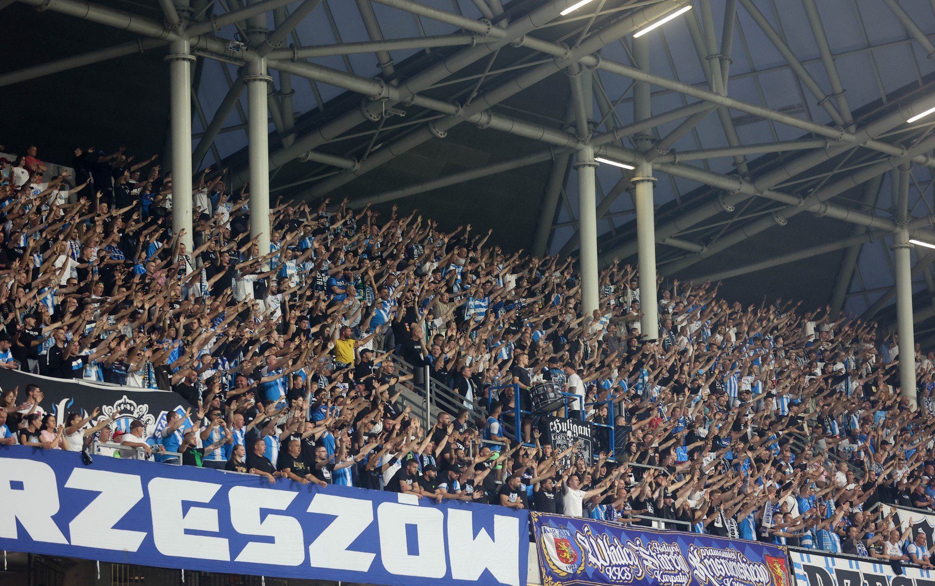 Niesamowita oprawa na meczu Stali Rzeszów ze Śląskiem Wrocław w Rzeszowie. Inauguracja rozgrywek nowego sezonu zgromadziła wielu fanów zarówno ze Stali jak i ze Śląska. Mecz obejrzało ponad 5500 widzów, w tym 900 z Wrocławia.