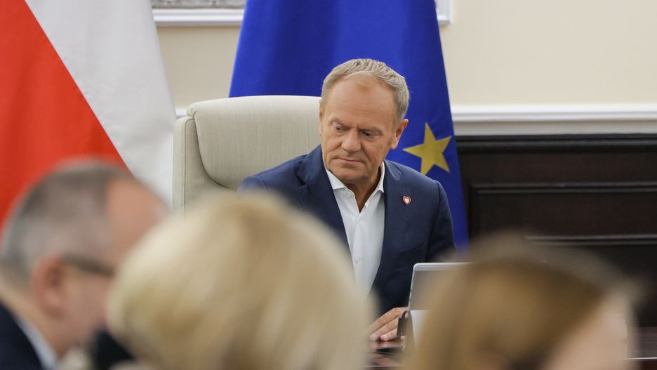 Warszawa, 03.06.2025. Premier Donald Tusk na posiedzeniu rządu w siedzibie KPRM w Warszawie, 3 bm. Ministrowie mają zająć się m.in. projektem nowelizacji ustawy o ubezpieczeniach przewidującym przyznanie zakładom ubezpieczeń uprawnień do weryfikacji zastrzeżenia numeru PESEL przed zawarciem umów ubezpieczenia OC komunikacyjnego. W harmonogramie jest również projekt nowelizacji Prawa konsularnego, który wprowadza unowocześniony format unijnego tymczasowego dokumentu podróży. (ad) PAP/Paweł Supernak
