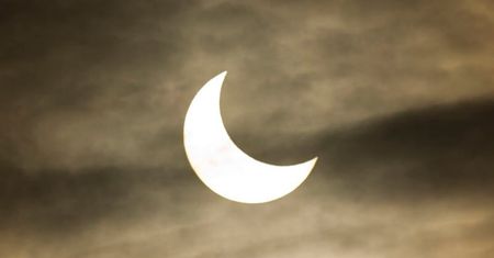 Częściowe zaćmienie Słońca 29 marca 2025. O której godzinie obserwować to zjawisko w Lublinie?