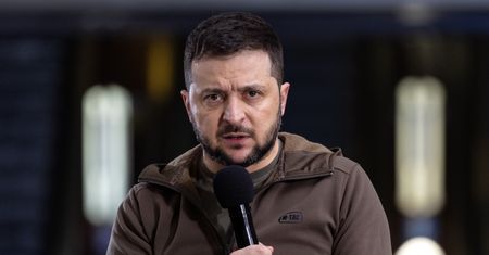 Zełenski: zbyt wielu ogląda się na Rosję