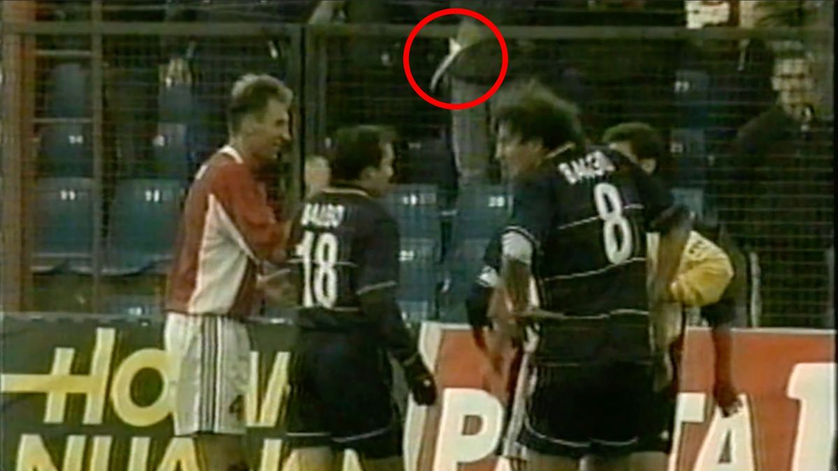 Zdjęcie okładkowe artykułu: YouTube / RAI / Nóż sprężynowy trafia Dino Baggio w głowę / kadr z RAI TRE
