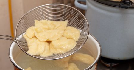Wrzucasz pierogi na wrzątek? Triki na idealne ciasto pierogowe