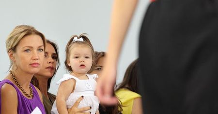 Harper Beckham na pokazie mamy