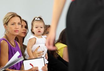 Harper Beckham na pokazie mamy