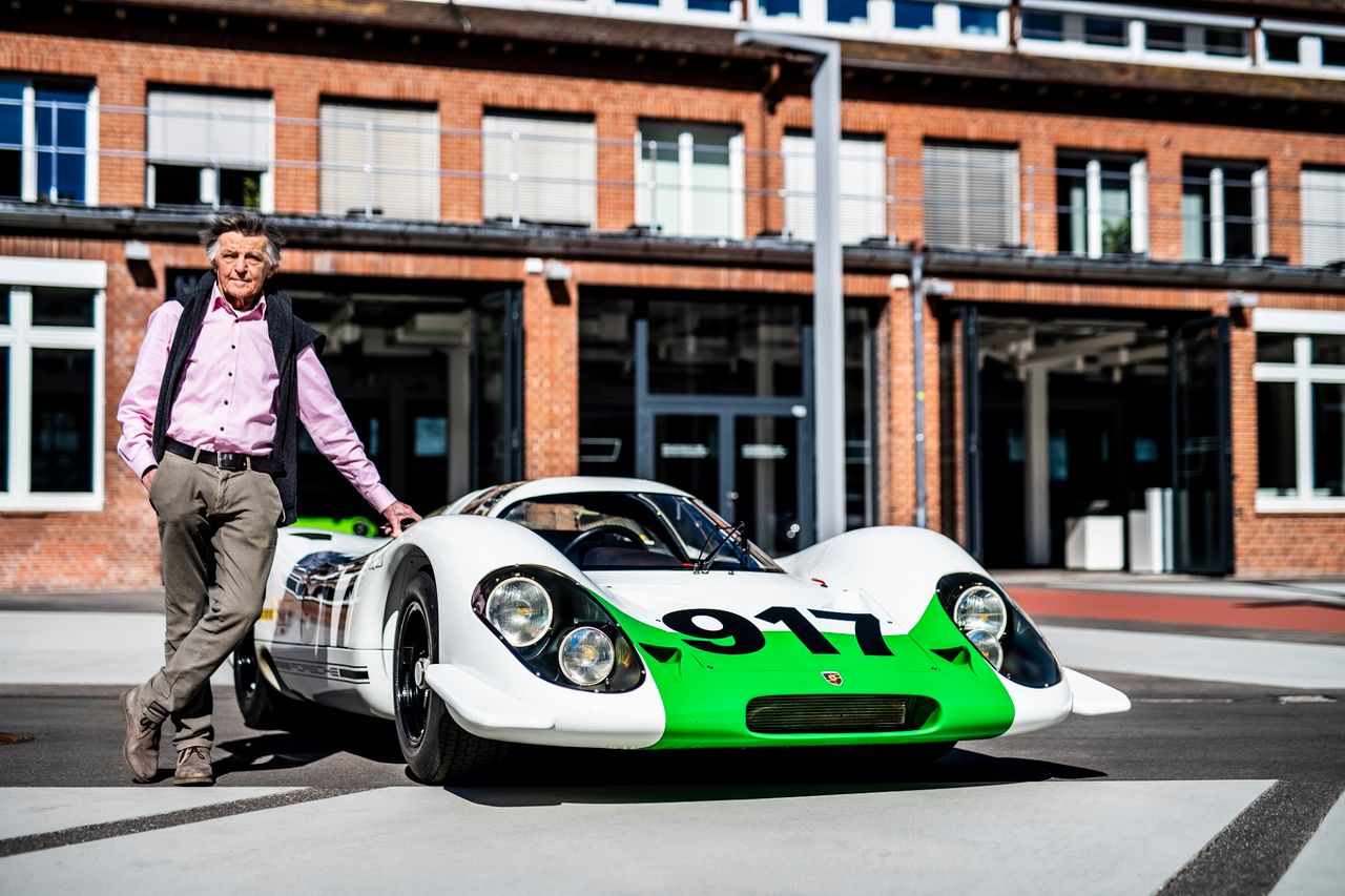 Hans Mezger i pierwszy egzemplarz Porsche 917 (fot. Porsche)