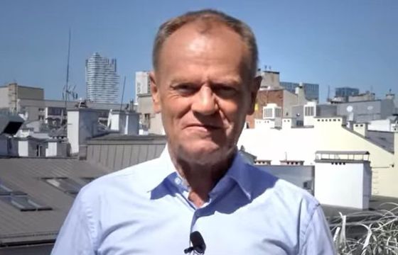 Dziennikarze biorą udział w marszu Donalda Tuska. Czy to wypada? Relacja także w TVN