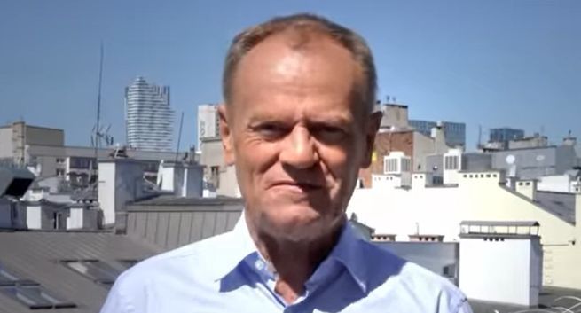 Dziennikarze biorą udział w marszu Donalda Tuska. Czy to wypada? Relacja także w TVN