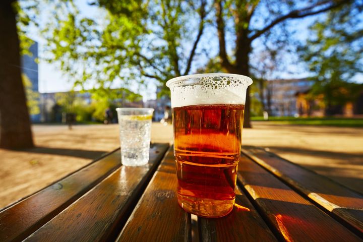 Ile kalorii ma alkohol? Sprawdź, zanim sięgniesz po drinka