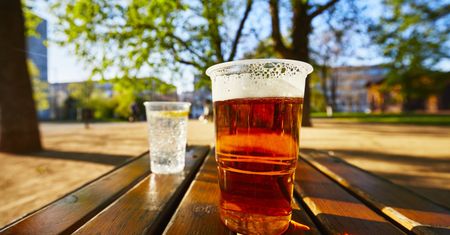 Najbardziej kaloryczny alkohol. Tycie to tylko jeden ze skutków picia