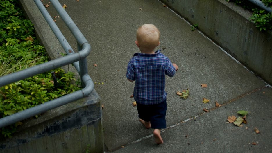 Policjant chciał przewinąć zaniedbane dziecko. Zamarł, gdy zawartość pieluchy