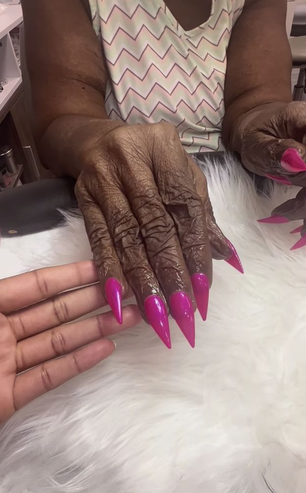 Manicurzystka pokazała paznokcie swojej klientki. Internauci byli w SZOKU (WIDEO)