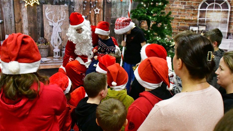 Piernikowy czar w Dąbrówce: KGW „Nad Złotą” i św. Mikołaj