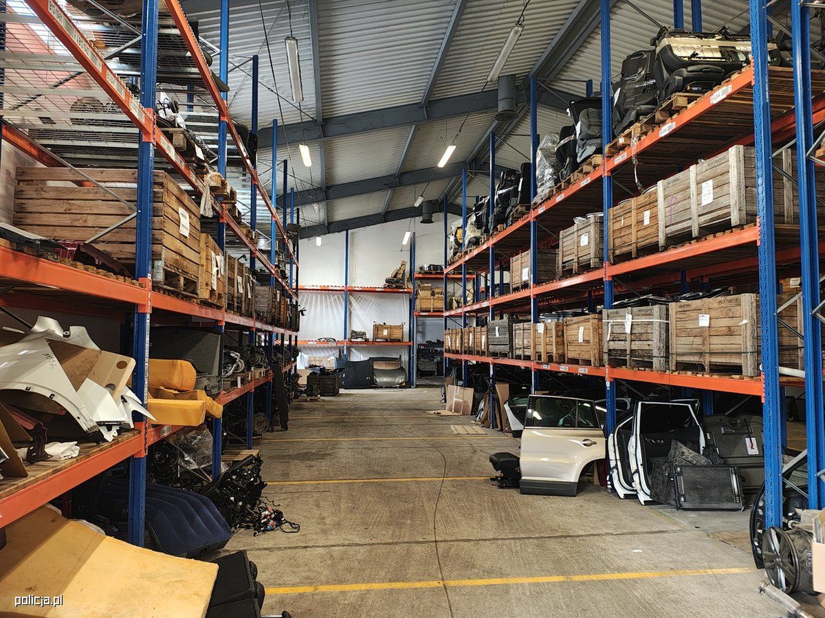 Łódzcy policjanci rozbili punkt handlu kradzionymi częściami. Wśród odzyskanych elementów – silniki i karoserie luksusowych aut