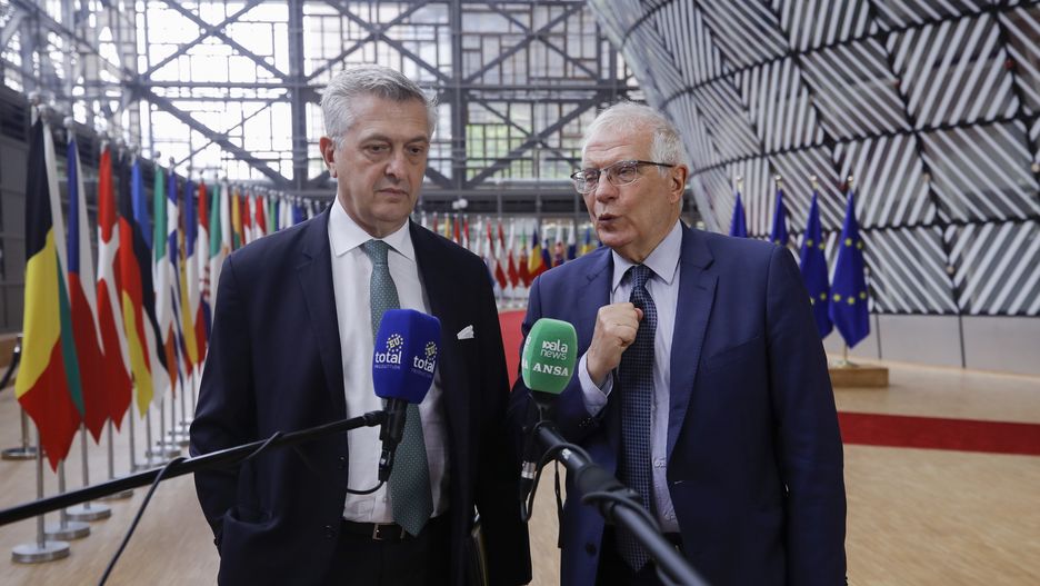 Commissioner of the United Nations High Commissioner for Refugees Filippo Grandi (L), and High Representative of the European Union for Foreign Affairs and Security Policy Josep Borrell (R) speak to the press prior to the Foreign Affairs Council (Development) in Brussels, Belgium, 20 May 2022. The council will focus on food security in the EU following Russia's blockade of Ukrainian ports affecting the country's wheat exports. EPA/OLIVIER HOSLET Dostawca: PAP/EPA.