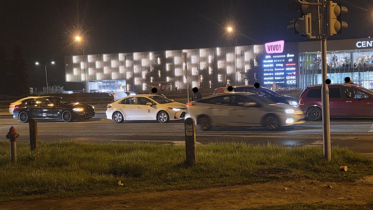 Zderzenie czterech aut na al. Tysiąclecia przed rondem Dmowskiego
