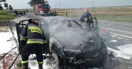 Pożar nieoznakowanego radiowozu. Policjanci trafili do szpitala [FOTO]