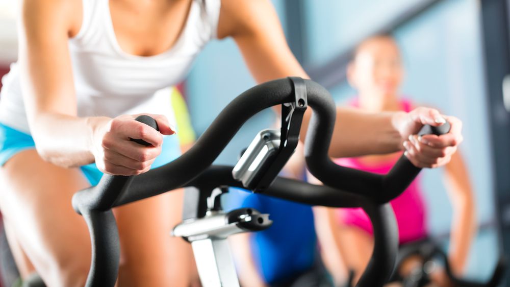 Trening na rowerze stacjonarnym - czym jest, jak wygląda trening, efekty