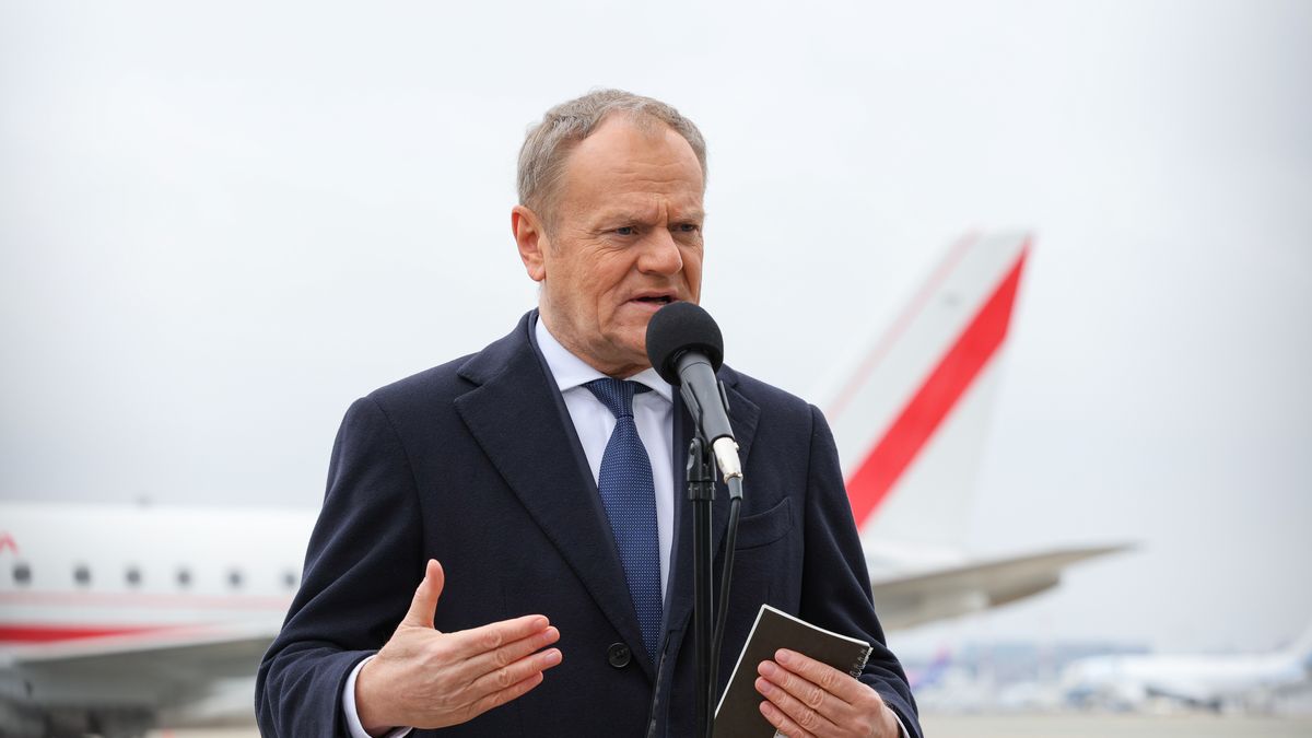 Donald Tusk
Pawe� Supernak
briefing przed wizyt�, dyplomacja, lotnisko, OK�CIE, polityk, polityka, przed wylotem, wizyta, wizyta premiera