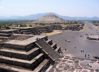 Meksykanie witają pierwszy dzień wiosny pod piramidami