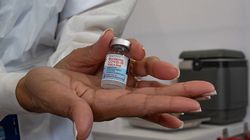 Kolejny kraj zawiesza podawanie szczepionki firmy Moderna. Czy jest czego się obawiać?