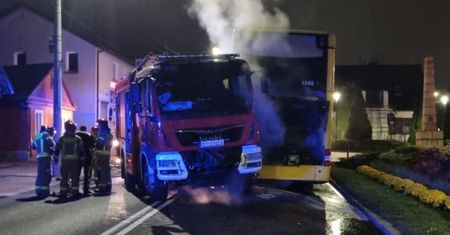Płonący autokar uderzył w wóz strażacki