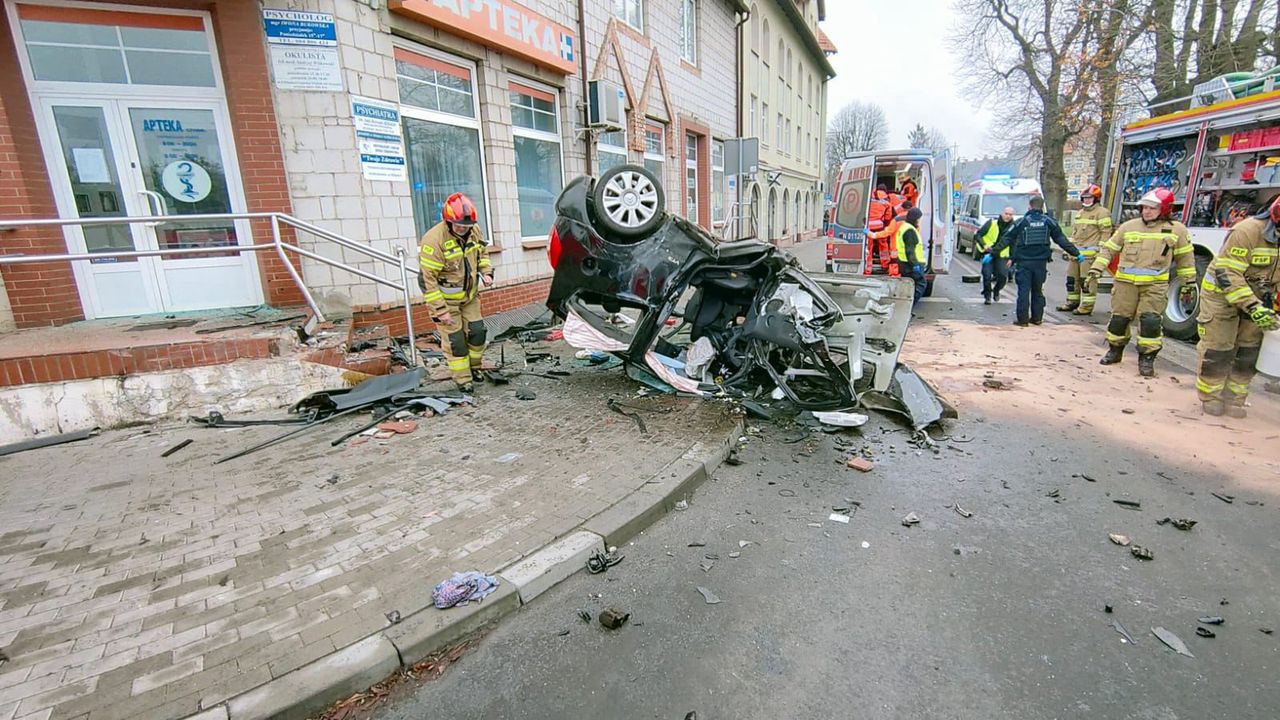 Braniewo. Wjechał w aptekę, trafił do szpitala 