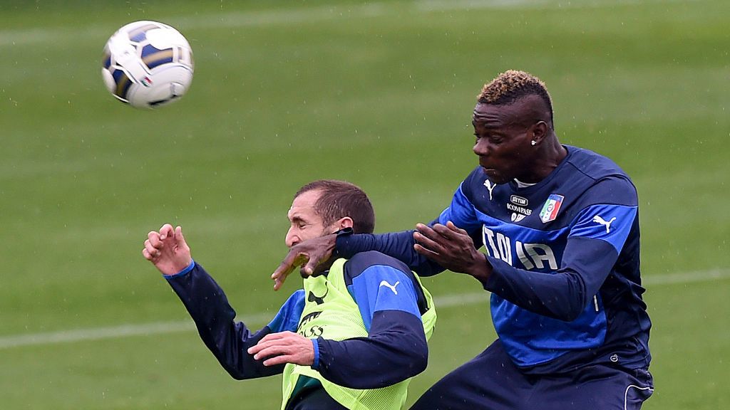 Getty Images / Claudio Villa / Na zdjęciu od lewej: Giorgio Chiellini i Mario Balotelli