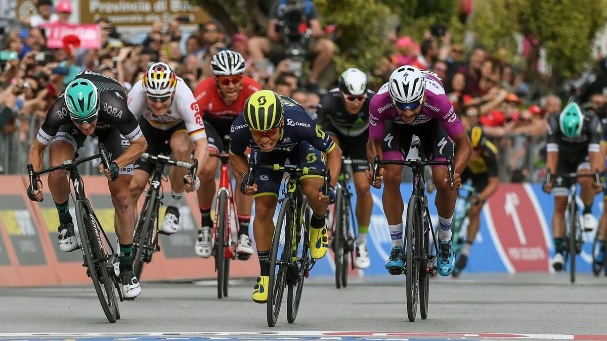 Zdjęcie okładkowe artykułu: PAP/EPA / ALESSANDRO DI MEO  / Na zdjęciu: Kolarze finiszują na mecie Giro d’Italia