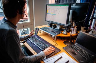 Praca zdalna. Giganci wydłużają do końca roku