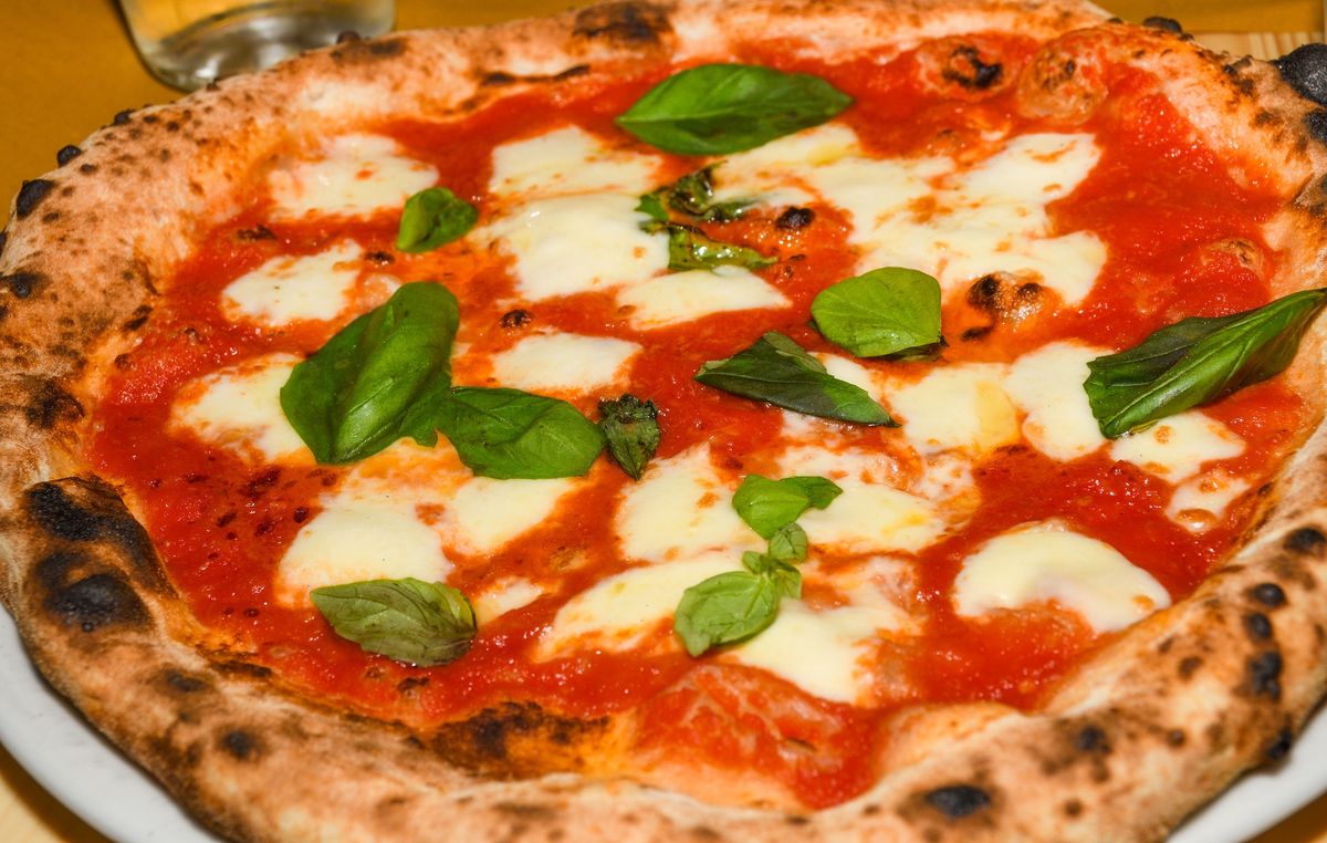 Pizza neapolitańska jest wypiekana w temperaturze ponad 500 stopni Celsjusza
