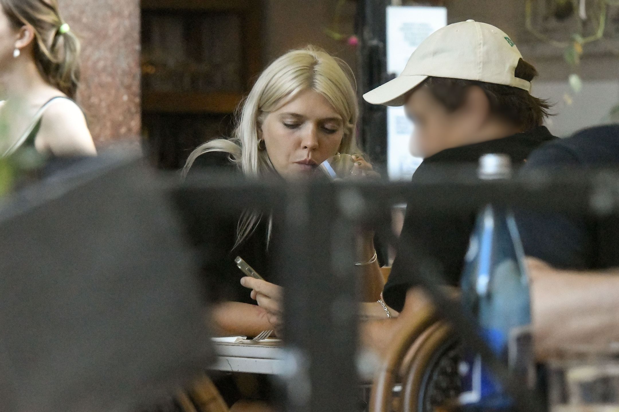 Daria zerkała w telefon ukochanego.