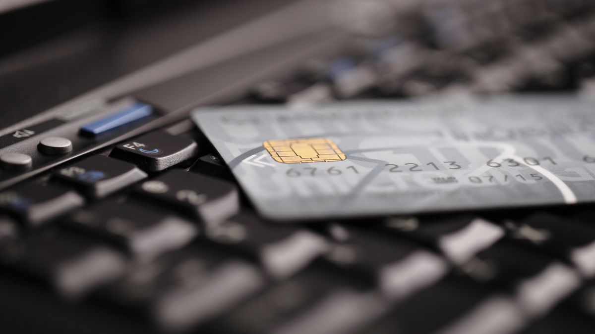 karta, kredytowa, komputer, klawiatura, laptop, leży, biznes, handel, zakupy, czarna, srebrna, plastikowy, internet, sklep, wymiana, bank, elektroniczny, przelew, interes, zysk, strata, oszust, policja, haker, wirus