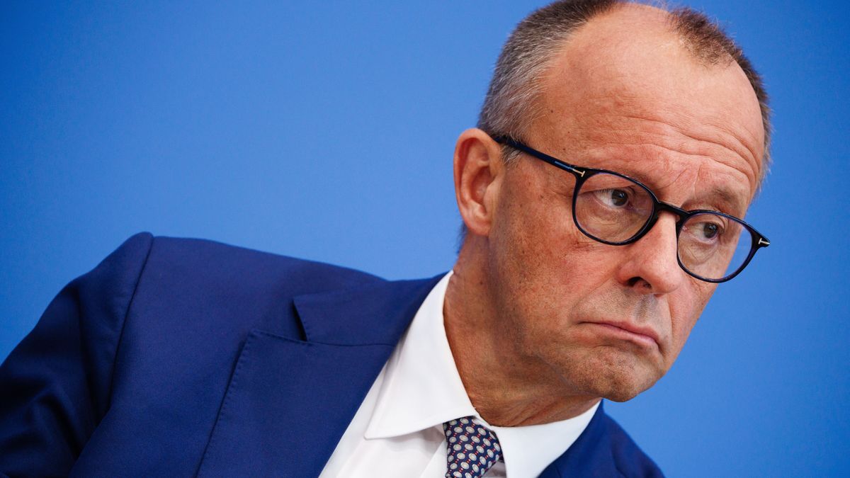 German Chancellor Friedrich Merz looks on during the annual summer news conference at the Federal Press Conference (Bundespressekonferenz) in Berlin, Germany, 18 July 2025. The traditional media briefing covers current topics in domestic and foreign policy and usually takes place during the summer time. EPA/CLEMENS BILAN Dostawca: PAP/EPA.