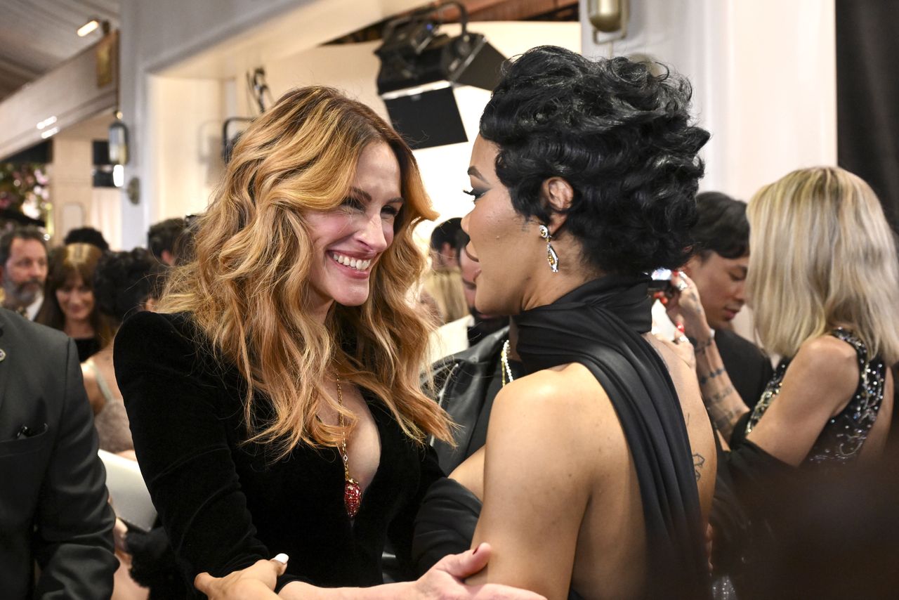 Julia Roberts i Teyana Taylor podczas Złotych Globów
