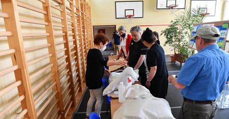 Wybory prezydenckie 2020. W Kaliszu wyborcy narażeni na "prysznic środkiem dezynfekującym"