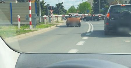 "Maluch" utknął między rogatkami. Świadek ruszył z odsieczą