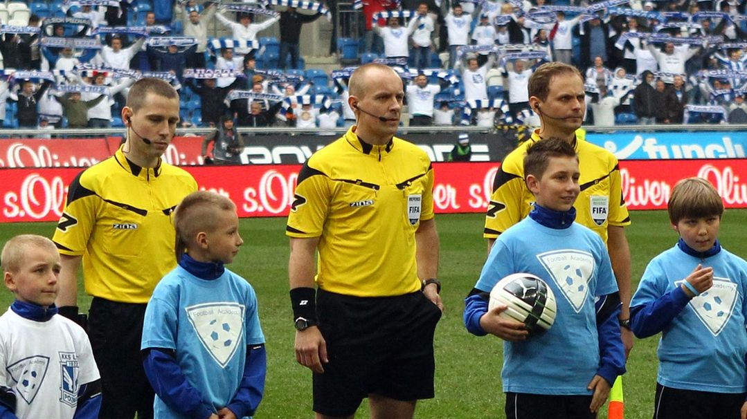Szymon Marciniak (w środku)